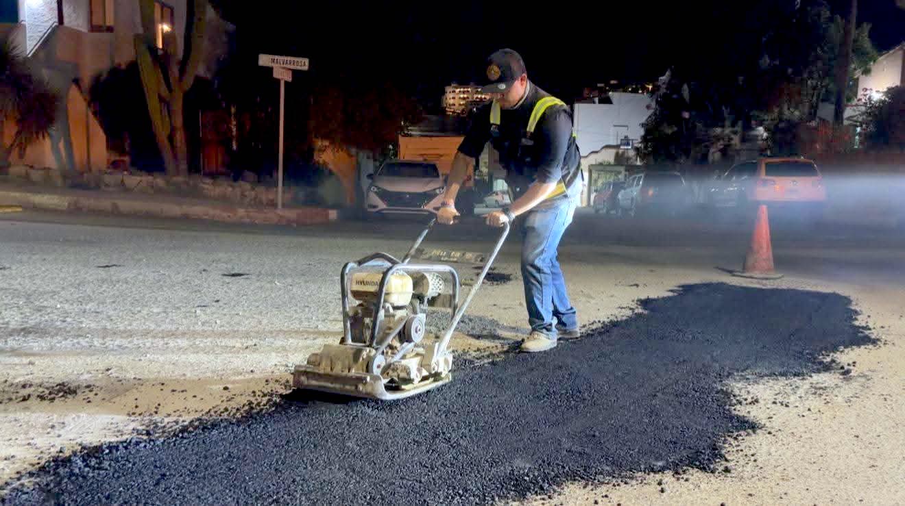 Realizan jornada nocturna de bacheo en colonia Magisterial en San José del Cabo