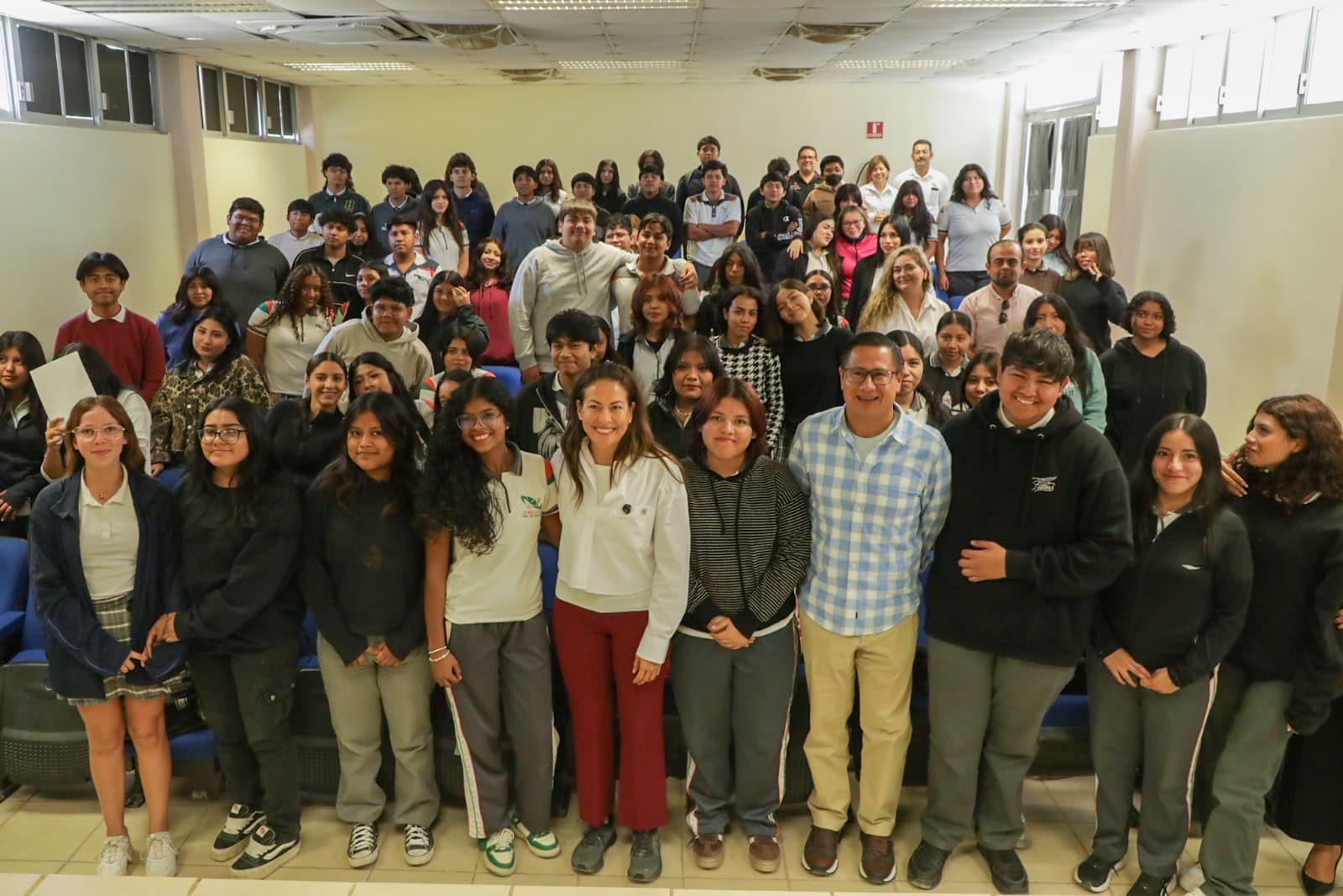 Milena Quiroga comparte con juventudes del CECyT resultados de la modernización digital en La Paz