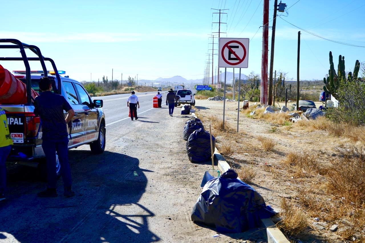 Realizan jornada de concientización y limpieza en carretera hacia Cabo San Lucas