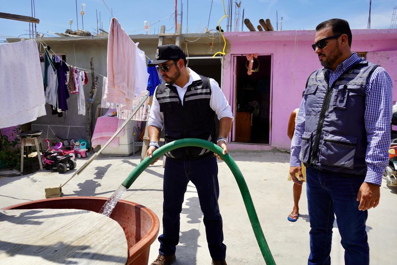 Alcalde Christian Agúndez entrega tinacos, agua potable y apoyos en beneficio de familias de Cabo San Lucas