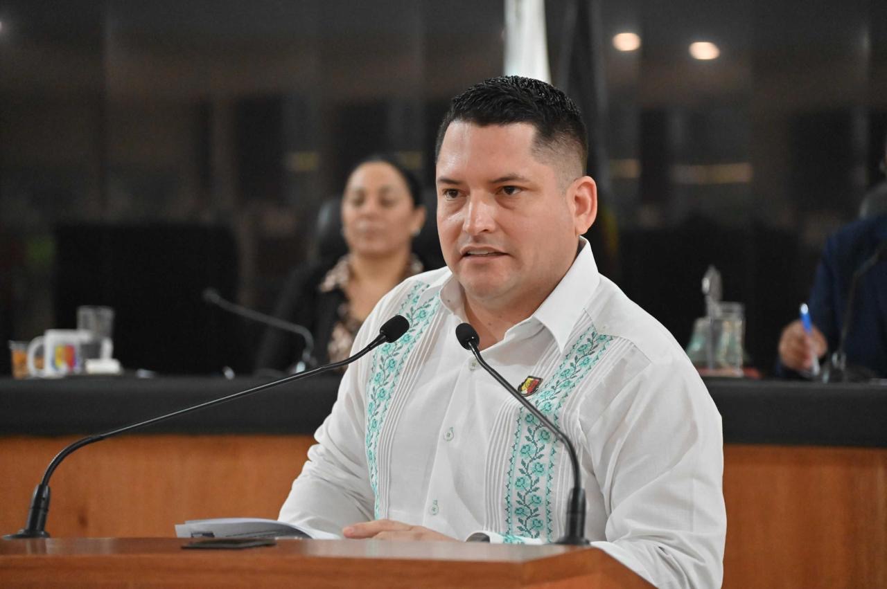Presenta diputado Erick Agúndez iniciativa para regular uso de celulares en escuelas de BCS