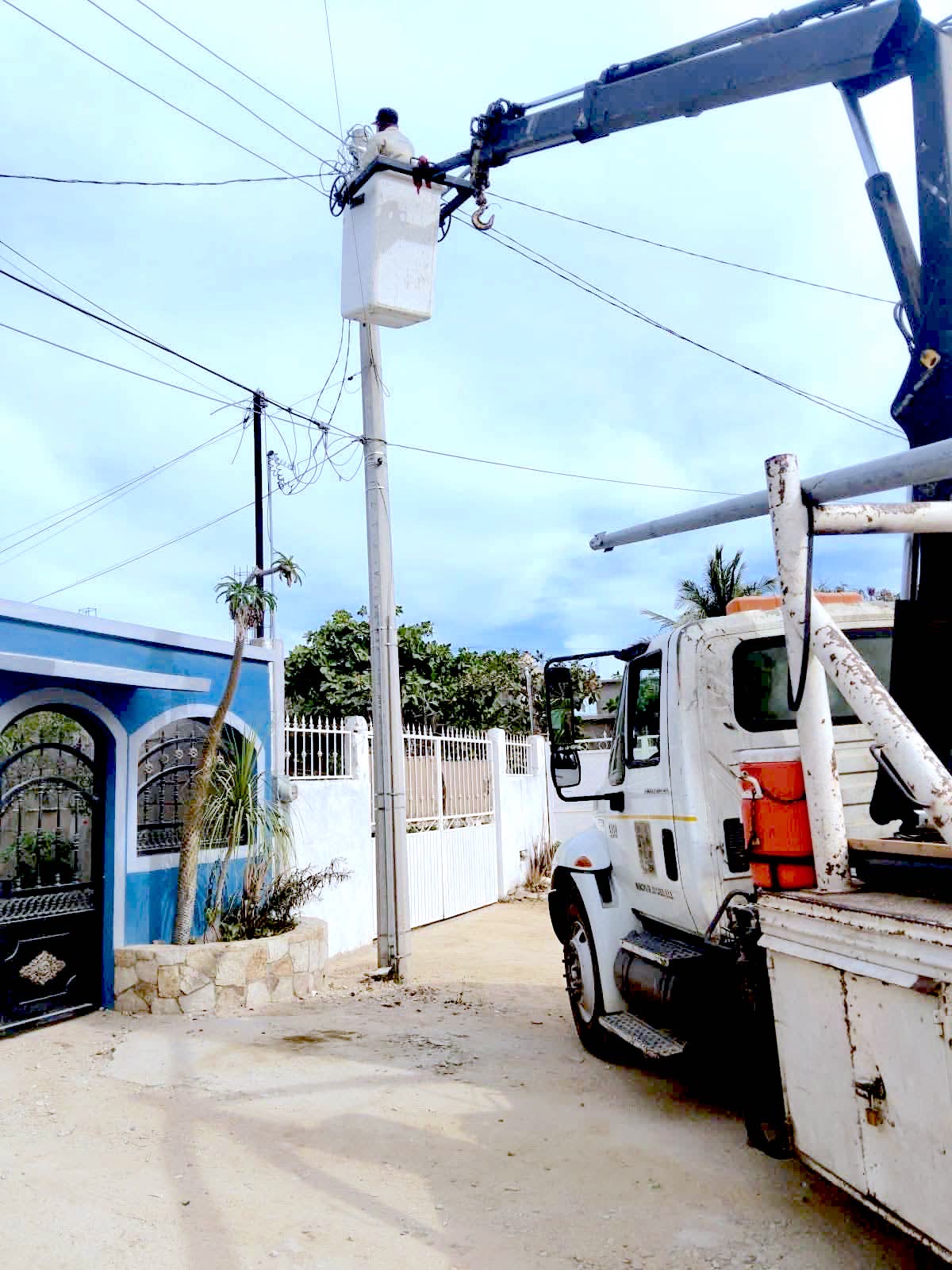 Continúa rehabilitación del alumbrado público en colonias de Los Cabos