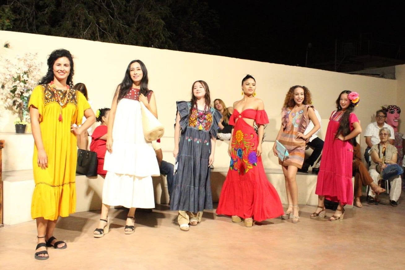 Realizan desfile de ropa artesanal en el Mercado Étnico de La Paz