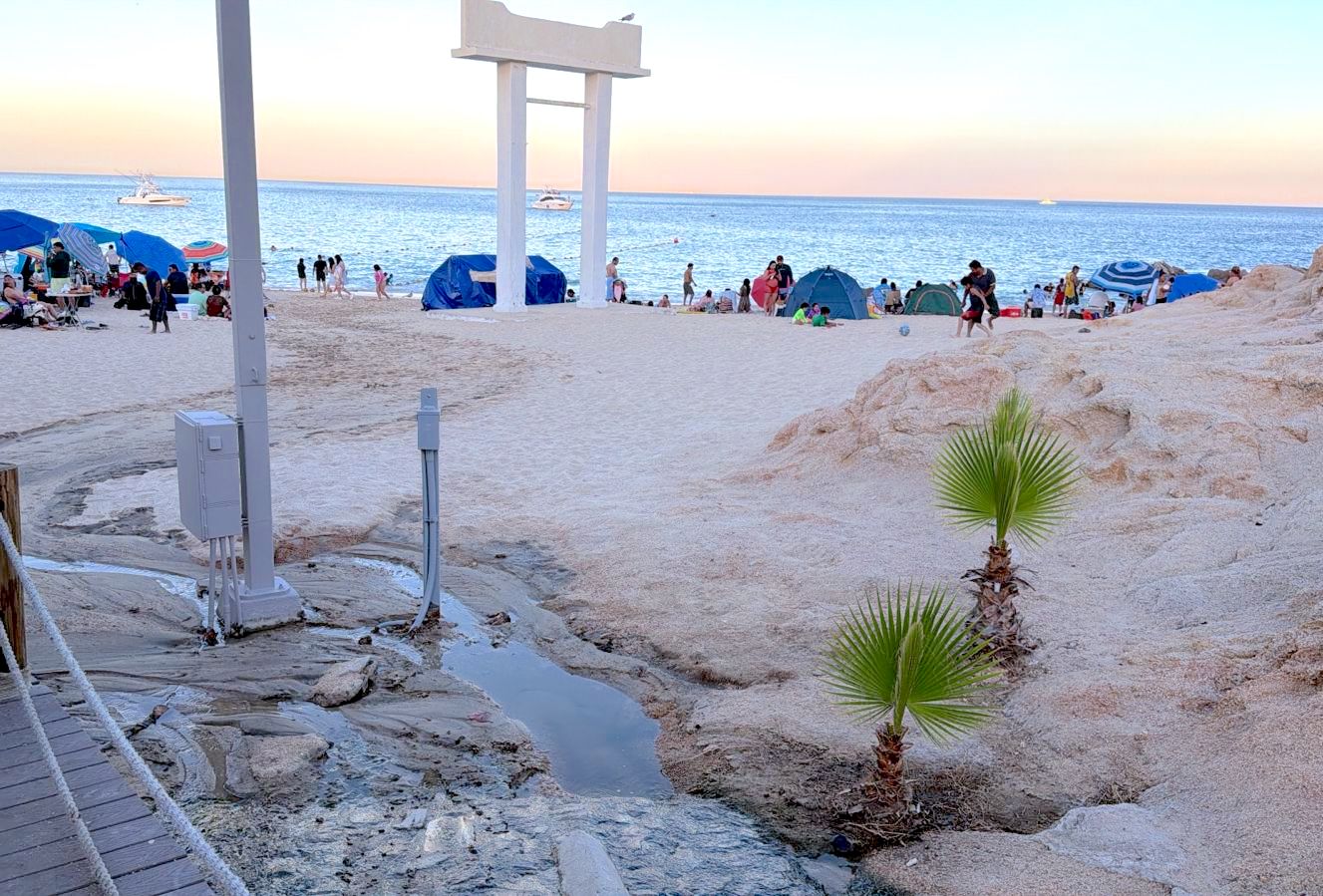 Ayuntamiento de Los Cabos activó un operativo de atención por escurrimiento de agua en Playa El Chileno