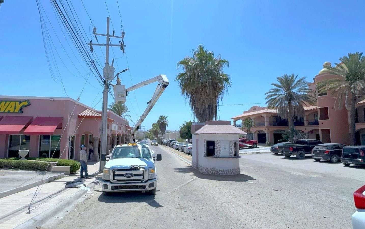 Iluminan el bulevar Mezquite: colocan nuevas luminarias en la colonia El Rosarito para reforzar la seguridad vial