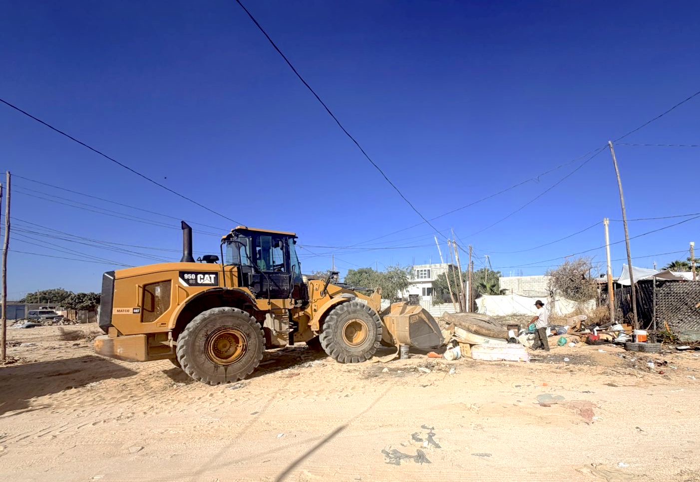 Servicios Públicos retira basura y cacharros en colonias de Cabo San Lucas