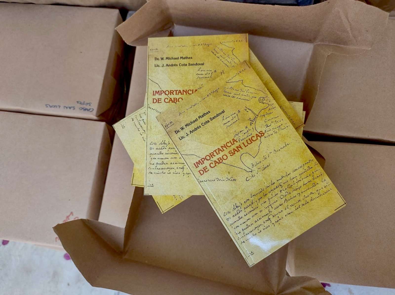 Recibe Ayuntamiento de Los Cabos donación histórica de mil ejemplares del libro “La Importancia de Cabo San Lucas”
