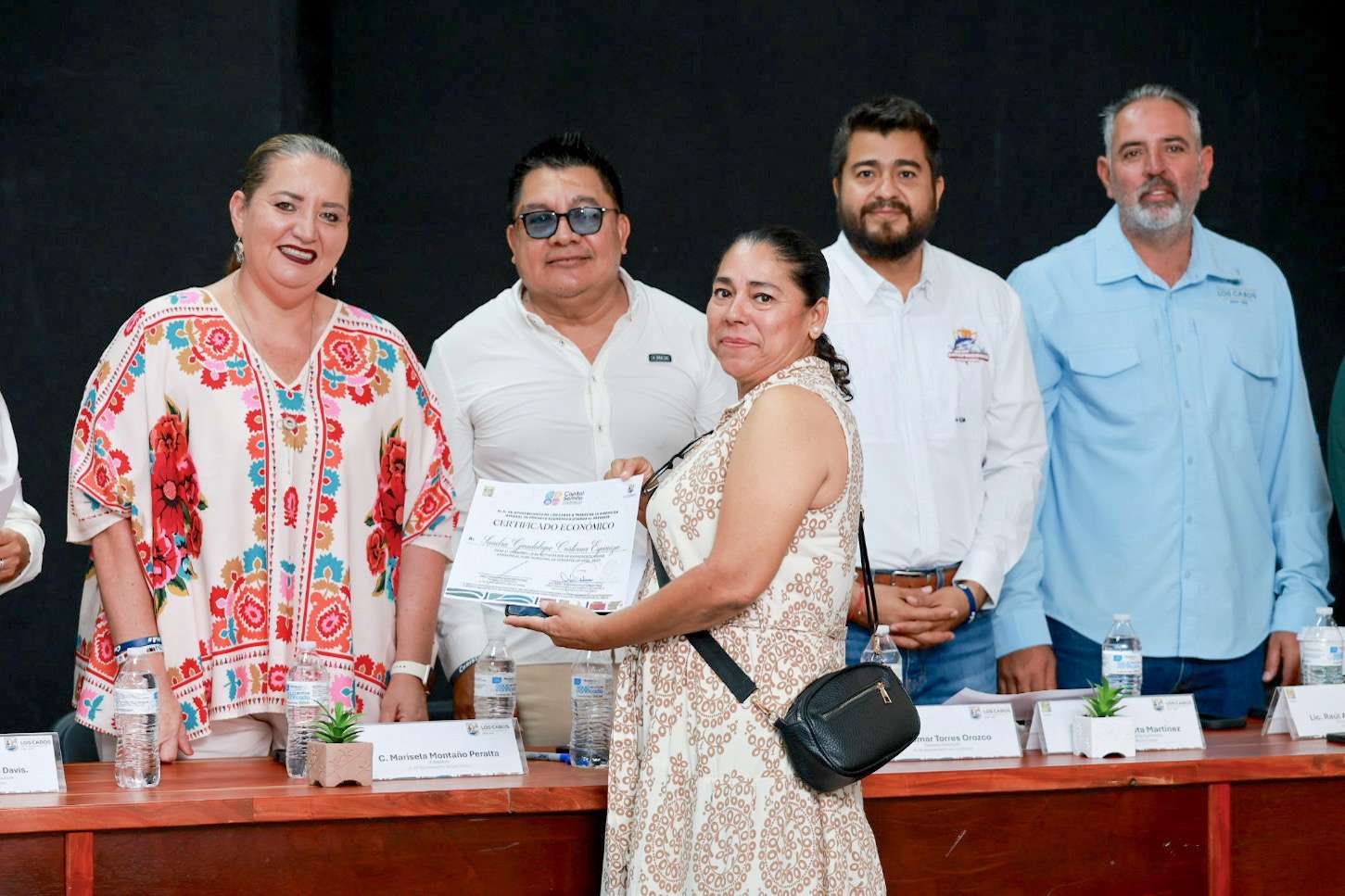 Entrega Ayuntamiento de Los Cabos apoyos económicos a 71 familias del sector emprendedor y pesquero