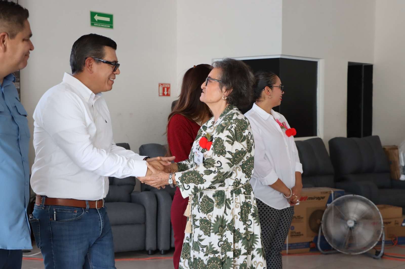 Refuerza SEDIF Casa de Día “Santa Fe” en La Paz con entrega de equipamiento