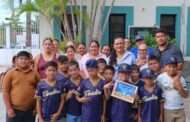 Entregan apoyos a equipos deportivos infantiles de Miraflores