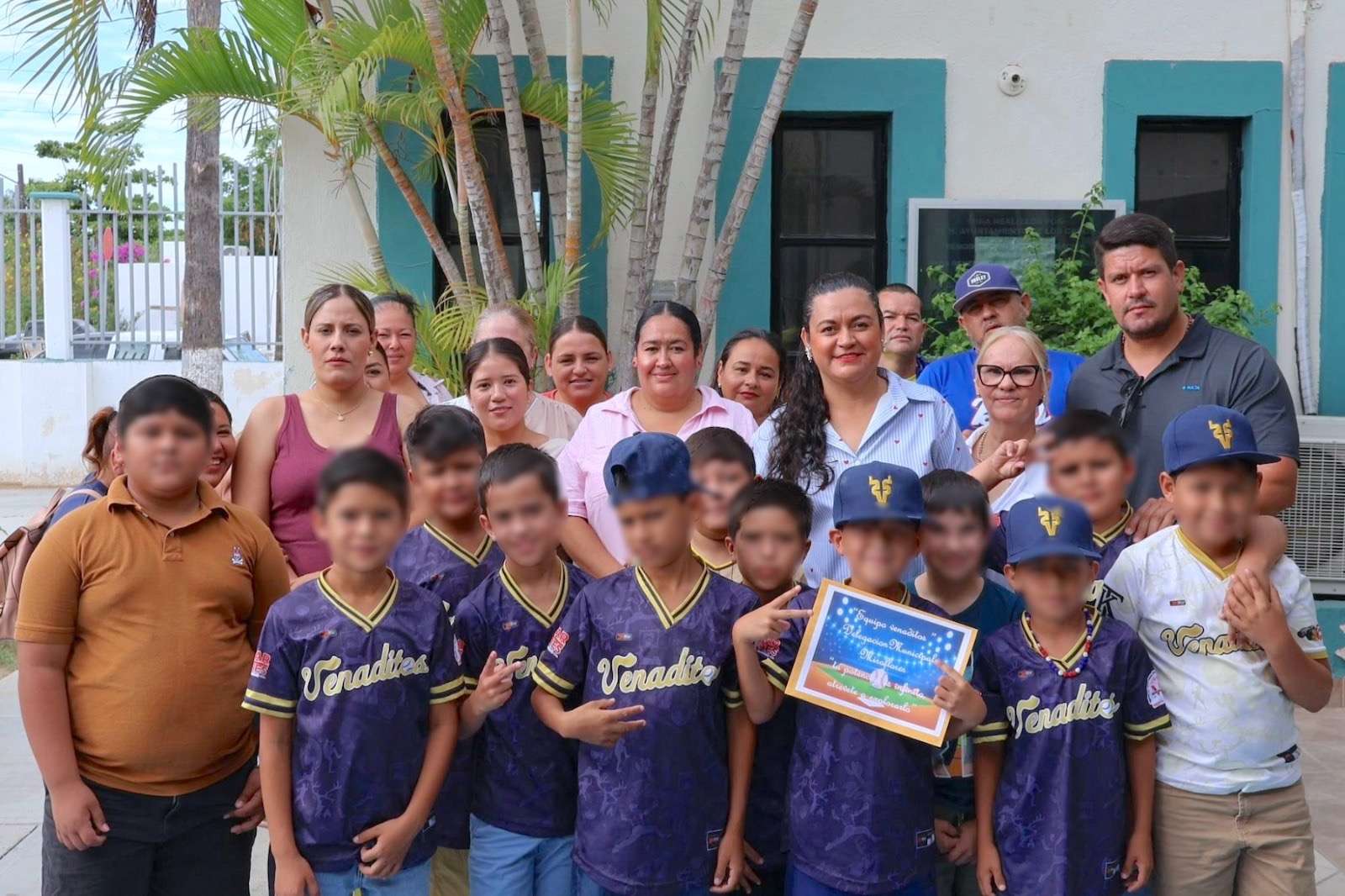 Entregan apoyos a equipos deportivos infantiles de Miraflores