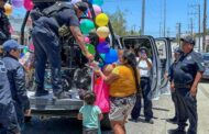 Agentes de Seguridad Pública celebran el Día de la Niñez con brigadas en colonias de Los Cabos