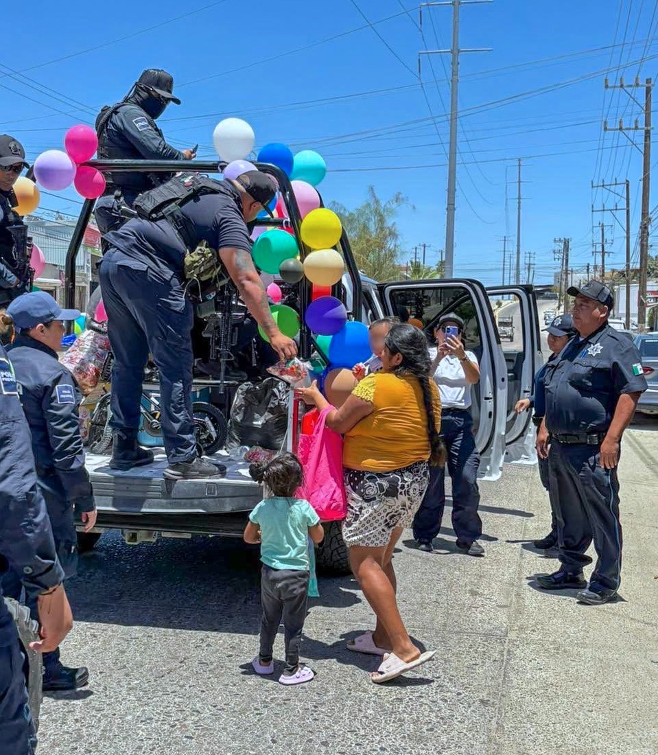 Agentes de Seguridad Pública celebran el Día de la Niñez con brigadas en colonias de Los Cabos