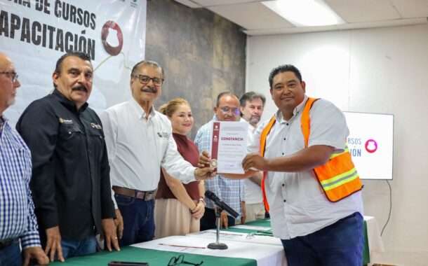Se gradúa primera generación de operadores de maquinaria en La Paz