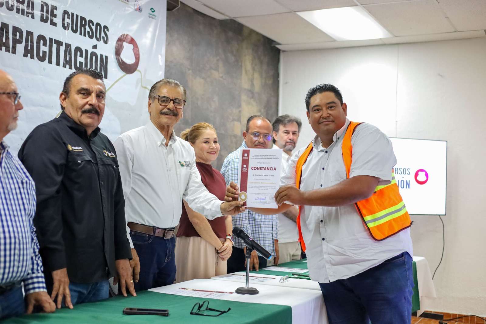 Se gradúa primera generación de operadores de maquinaria en La Paz