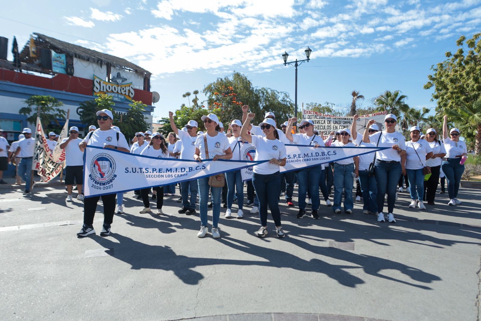 Recorren gremios sindicales las calles de San José del Cabo en conmemoración del Día del Trabajo