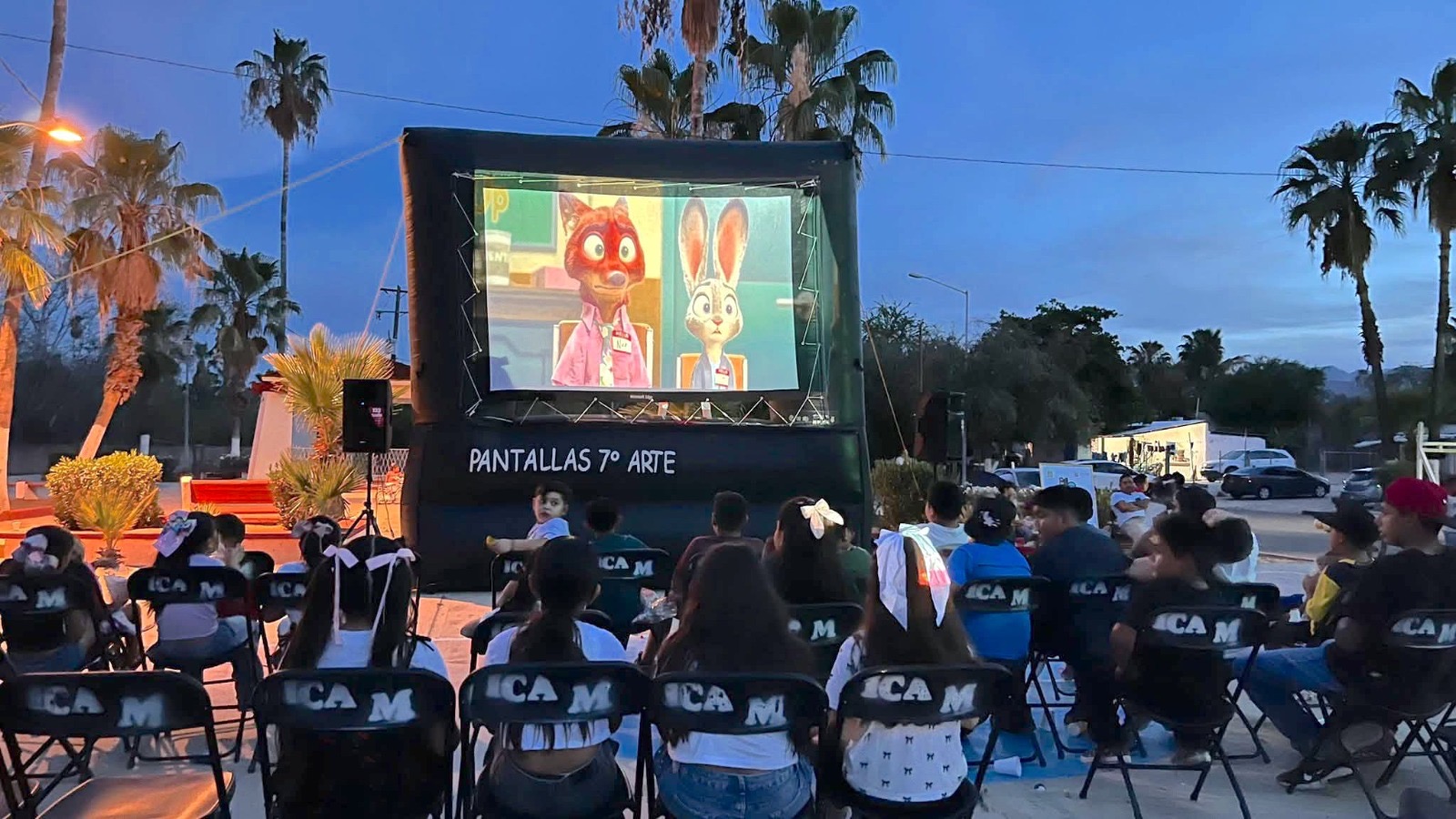 Celebra Ayuntamiento de Los Cabos a la niñez de Caduaño con Cine Móvil y actividades artísticas