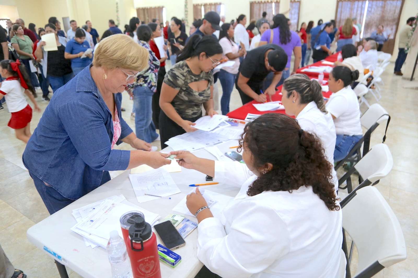 Cumple Ayuntamiento de Los Cabos con entrega de bono al magisterio cabeño