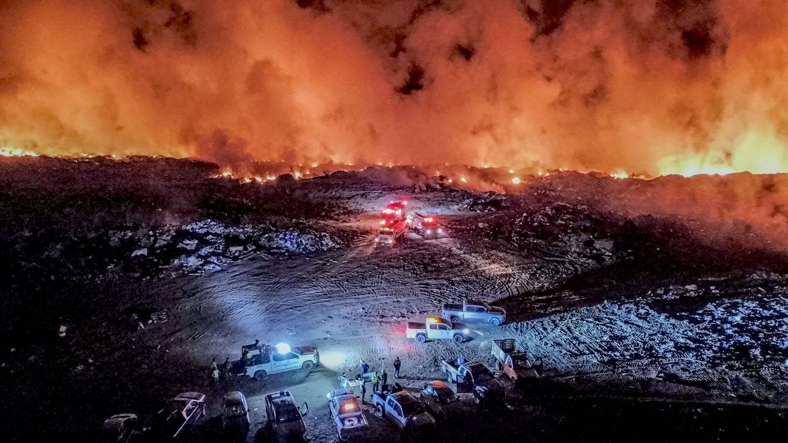 Mantienen bajo control incendio en relleno sanitario de Palo Escopeta; continúan labores de mitigación