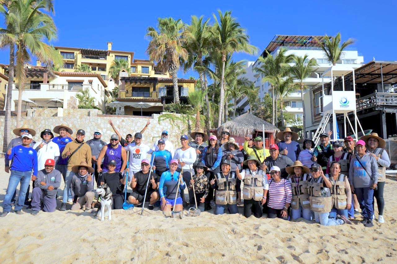 Manos a la obra en El Médano: retiran microplásticos y residuos previos a certificación de la playa